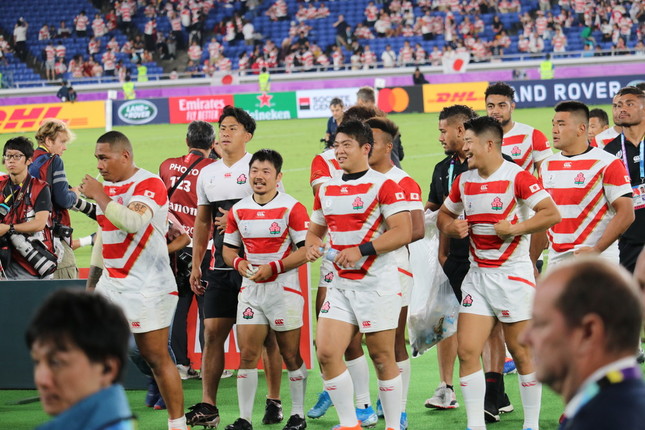 予選プールで4連勝を挙げ、史上初の決勝トーナメント進出を喜ぶ日本代表メンバー