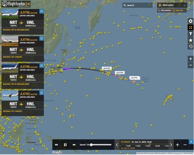 10月12日未明の様子をとらえた「フライトレーダー24」の画像。普段よりも多くの飛行機がハワイに向かっている