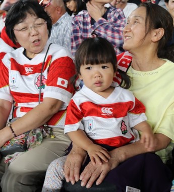 カメラを向けると、最初は怪訝（けげん）な表情を見せた裕芽子ちゃんだったが「いーとーまきまき♪」を一緒にやると、笑顔を見せてくれた（2019年10月13日撮影）