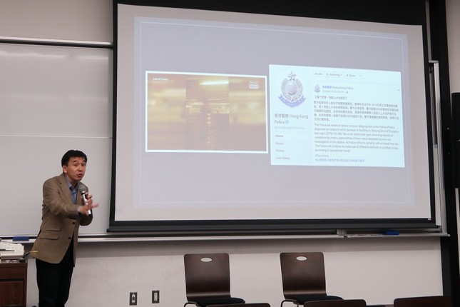 アジアのファクトチェック事情について講演する香港大学ジャーナリズム・メディア研究センター准教授の鍛治本正人氏。香港の警察も「ファクトチェック」を行っていることが紹介された
