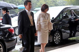 安倍昭恵夫人「即位礼正殿の儀」でのドレスに注目　白の膝丈...トレンドにも