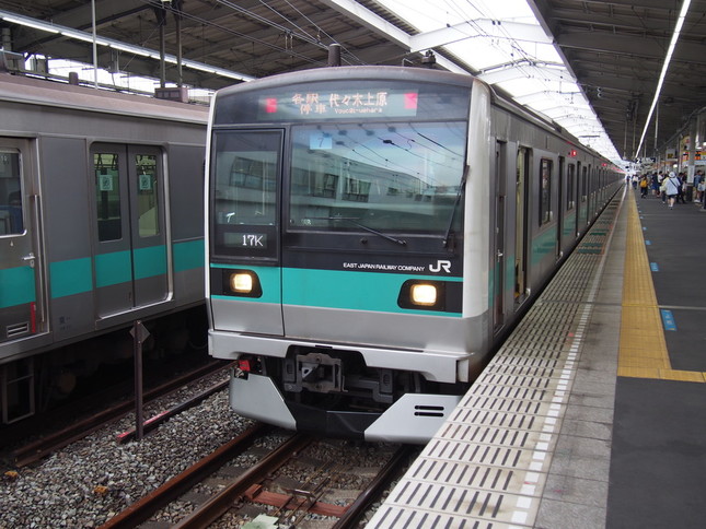 常磐線（各駅停車）で活躍するJR東日本E233系2000番台