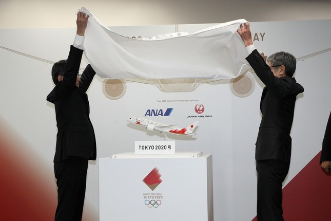 JAL・ANA両社の社長が特別機の模型をアンベールした