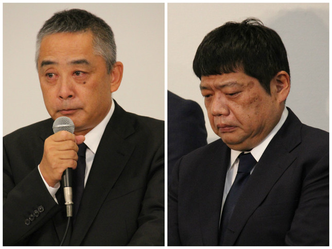 岡本社長と藤原副社長（いずれも本物）の記者会見の様子