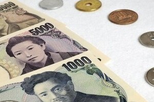 笑うコンビニ、泣く百貨店　「消費増税から1か月」で起きているコト