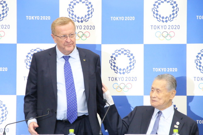 合同記者会見に臨むジョン・コーツIOC調整委員長（左）と森喜朗・組織委員会会長（右）