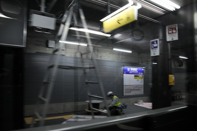 羽沢横浜国大駅では相鉄のJRの運転士が交代する。新設区間の多くがトンネルだ