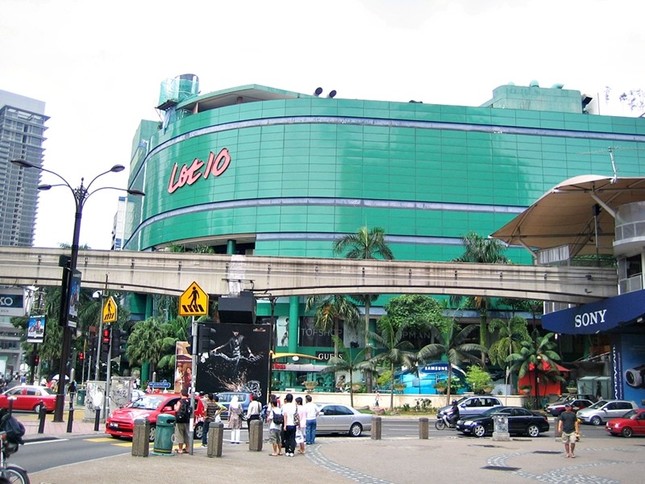 ジャパン・ストアが入居するマレーシアの商業施設（khalzuriさん撮影、Wikimedia Commonsより）