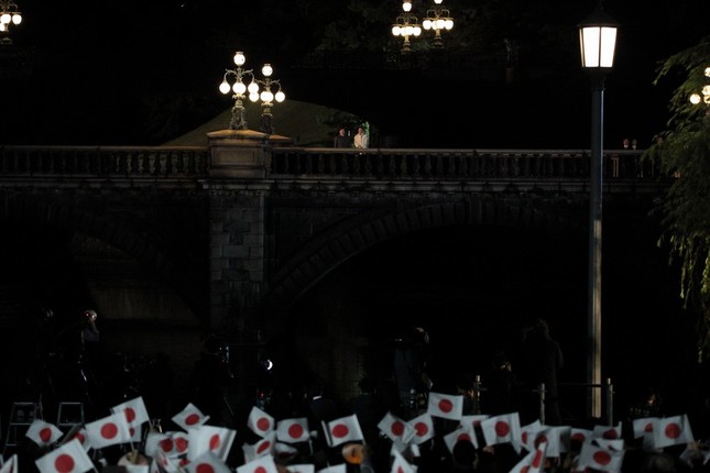 3万人の参加者が日の丸を振って即位を祝った