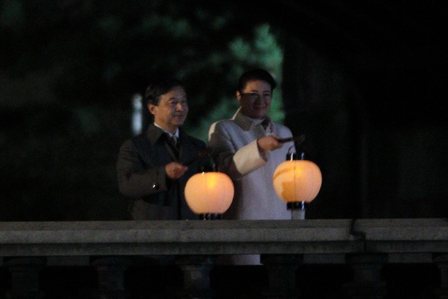 万歳三唱の際はちょうちんを振って祝意に応えた