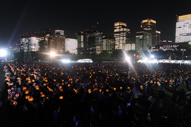 皇居前広場では即位を祝うちょうちんがともされた
