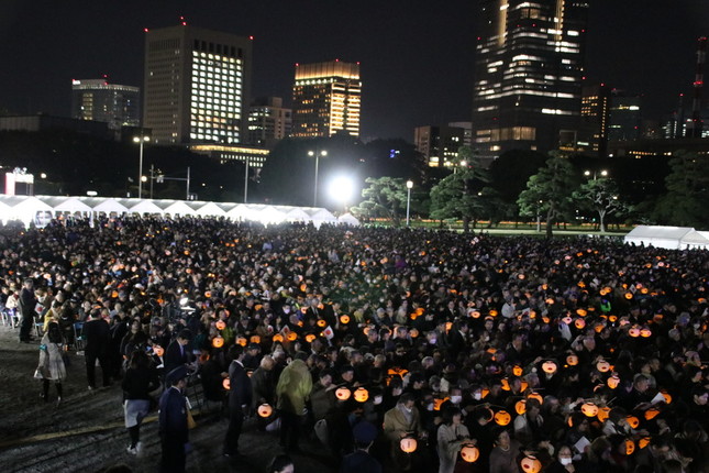 参加者にはLED電球式の提灯が配られ、式典中に掲げた