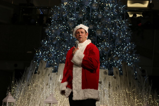 サンタの衣装で登場したラグビー日本代表のトンプソン選手