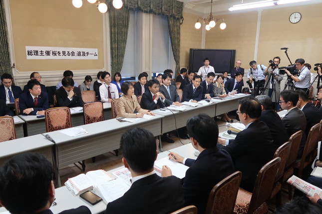 「桜を見る会」の問題は解散を誘発するのか（写真は野党合同ヒアリングの様子）