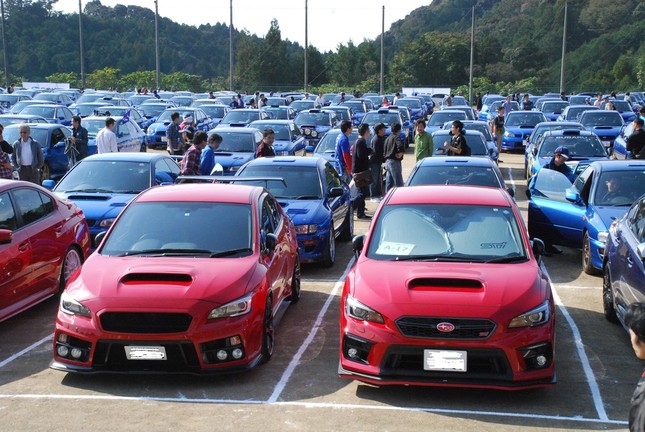 全国から集まった1000台のスバルWRX。オーナー同士も交流し合った