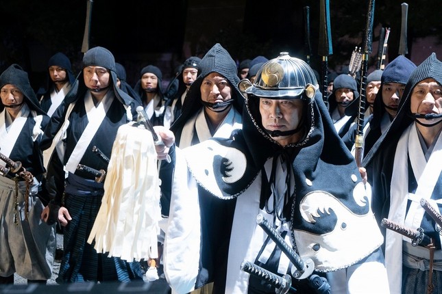 討ち入りに行く？　やめる？？　大石内蔵助を先頭に結集する赤穂四十七士（ｃ）2019「決算！忠臣蔵」製作委員会
