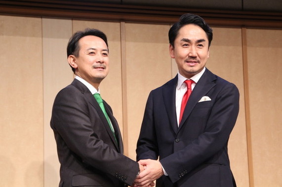 ZHD川邊社長（左）とLINE出澤社長が手を取り合った（19年11月18日、J-CASTニュース撮影）