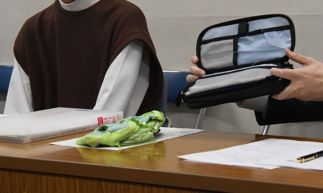 会見を開いた被害生徒（左）