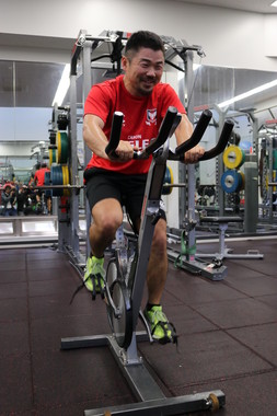 バイクを漕ぎつつ「ハァ、ハァ…」と言いながら「何か質問してください」と報道陣を気遣う田中選手