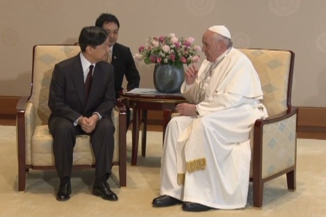 フランシスコ教皇と天皇陛下が会見するのは初めてだ（写真は宮内庁提供の動画から）