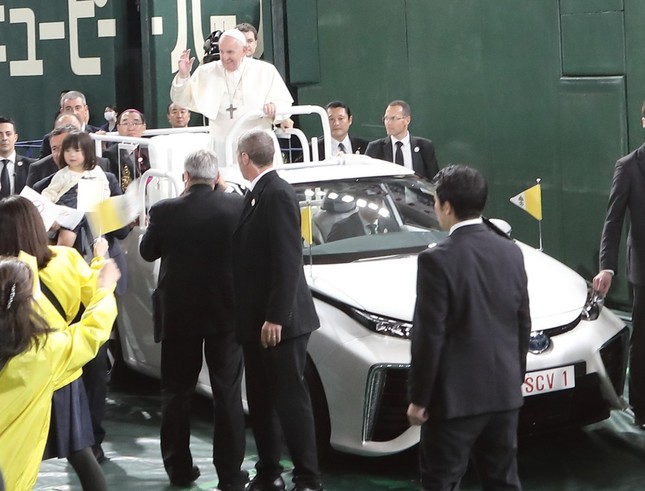 「パパモービレ」からミサ参列者の大歓声に応えるフランシスコ教皇。トヨタ自動車の燃料電池車（FCV）「MIRAI（ミライ）」をベースに製造された