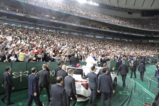 東京ドームでのミサには5万人が参列した
