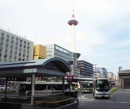 バスが団子状になるほど過密状態の京都駅前バスターミナル