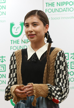 結婚を報告したラブリさん（写真：つのだよしお/アフロ）