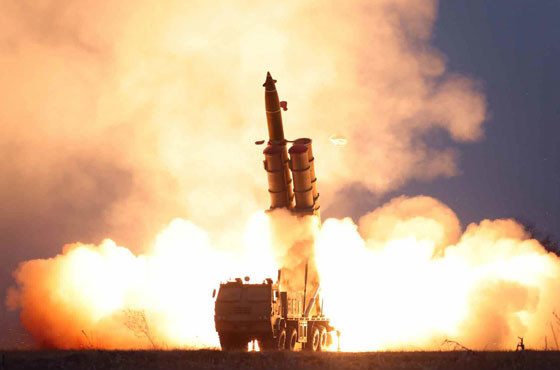 北朝鮮側は「超大型ロケット砲」の試射だと主張している（写真は労働新聞ウェブサイトから）