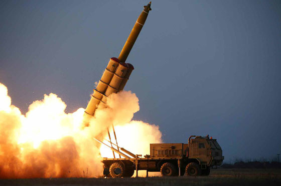 北朝鮮側は「超大型ロケット砲」の試射だと主張している（写真は労働新聞ウェブサイトから）