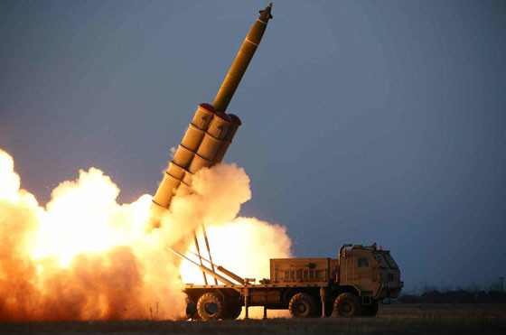 北朝鮮側は「超大型ロケット砲」の試射だと主張している（写真は労働新聞ウェブサイトから）