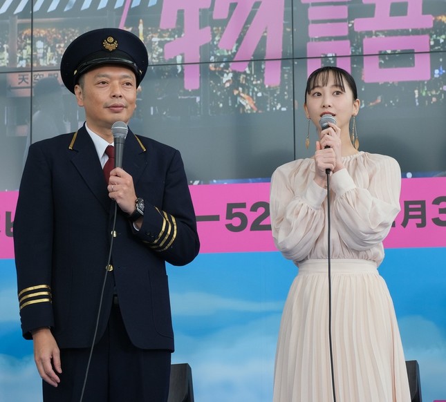 「天空ノ鉄道物語」アンバサダーの中川家礼二さん（左）と松井玲奈さん（右）