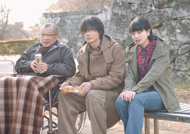 左から笑福亭鶴瓶さん、綾野剛さん、小松菜奈さんが中心となってストーリーは進んでいく
　　原作　帚木蓬生『閉鎖病棟』（新潮文庫刊）（ｃ）2019「閉鎖病棟」製作委員会