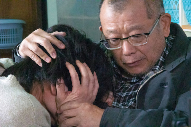 綾野剛さんを抱きしめる笑福亭鶴瓶さんの迫真の演技は見ものだ<br />
　　原作　帚木蓬生『閉鎖病棟』（新潮文庫刊）（ｃ）2019「閉鎖病棟」製作委員会