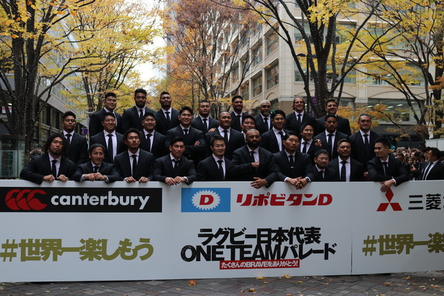 東京・丸の内でパレードを行った「桜の戦士」ラグビー日本代表の選手たち