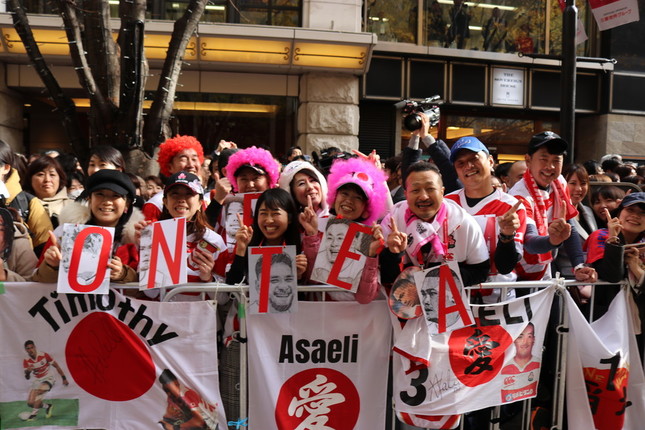 沿道からも、多くのファンが声援を送った