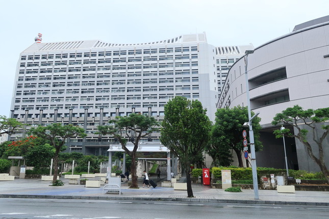 解任劇が起きた財団法人では、沖縄県が4割を出資。県から出向している役員が解任動議を出した（写真は沖縄県庁）