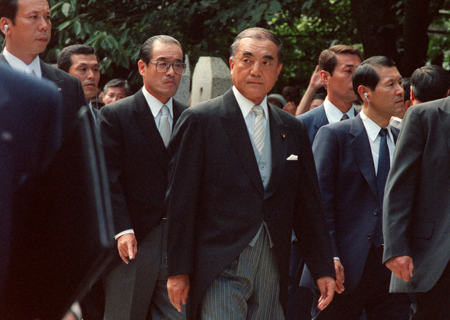 1985年に靖国神社を公式参拝する中曽根康弘首相（当時）（写真：AFP/アフロ）