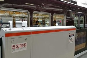 ホームドアの普及が進むけど...　まだまだ現役で働く「押し屋」たち