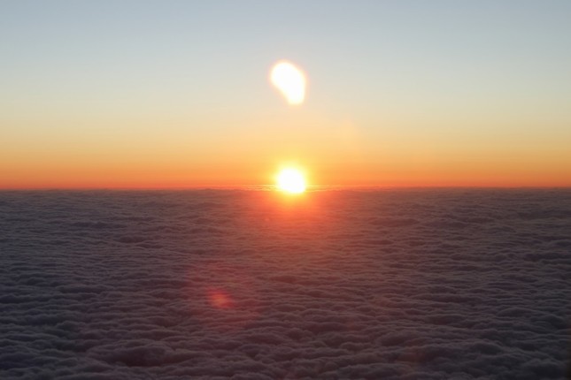 6時42分頃に東方の雲海から太陽が顔をのぞかせた。地上よりも一足早い「ご来光」だ