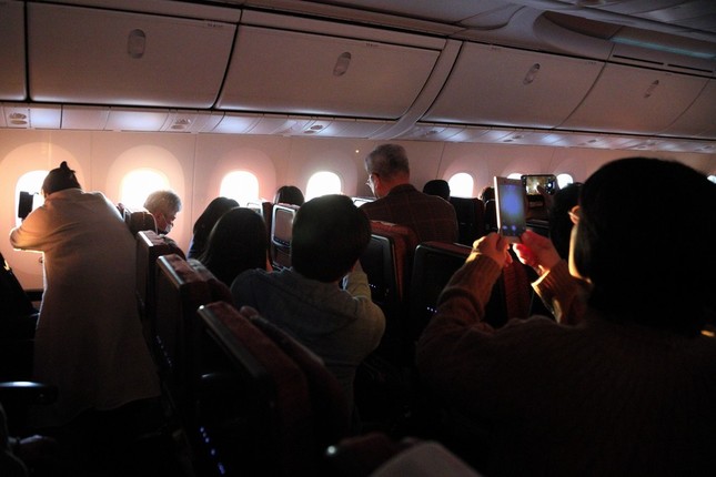 乗客からは歓声があがり、身を乗り出して次々にスマートフォンで初日の出を写真に収めた