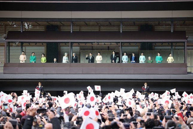 多くの人々がスマホで皇族方を撮影した