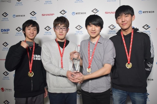 左からリオン選手、うなにゃ？選手、やみえるぅ選手、りんね選手。