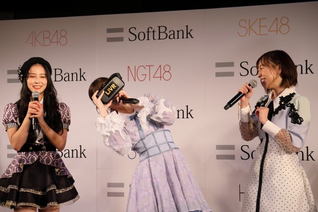 ゴーグルをつけてVR配信を体験する柏木由紀さん。身をかがめて上を向くしぐさをしながら「なんかのぞけ…無理なのか」