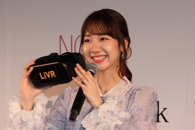 ゴーグルを手に笑顔を見せるAKB48の柏木由紀さん