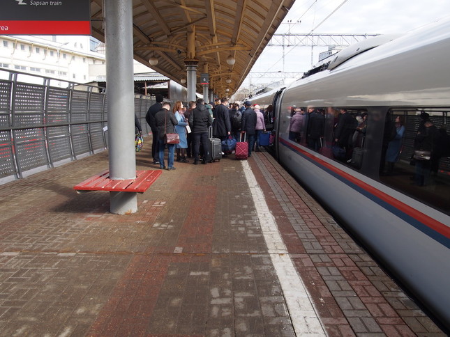 ロシアでは乗車チェックが行われるため、ドアの前には列ができる