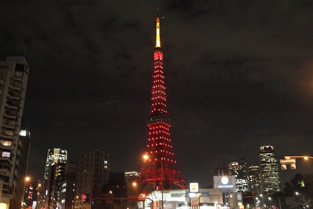 春節を祝って赤くライトアップされた東京タワー。春節にともなうライトアップは2回目だ