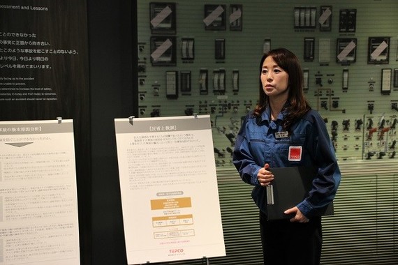 「反省と教訓」の展示について説明する廃炉資料館グループ主任・牧ノ原さん