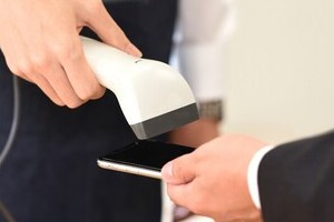 なぜ2月に大盤振る舞いを？　スマホ決済「だれでも還元」、各社が一気に動いた理由