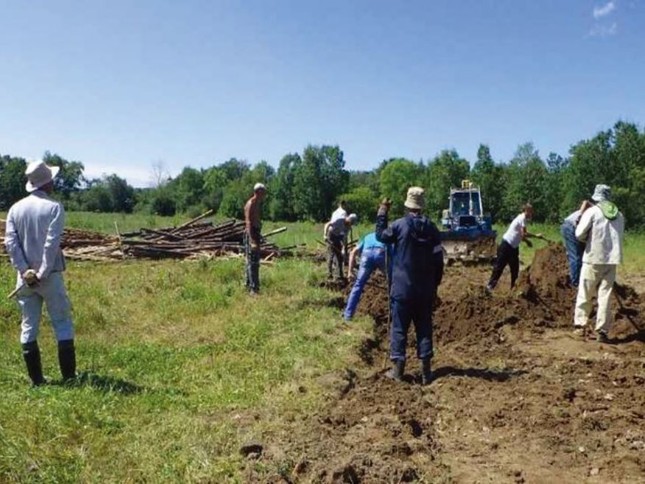国が進める遺骨収集事業。しかし、その現状は…（ロシア・ハバロフスク地方での遺骨収集の様子。厚労省「戦没者慰霊事業の概要」より）